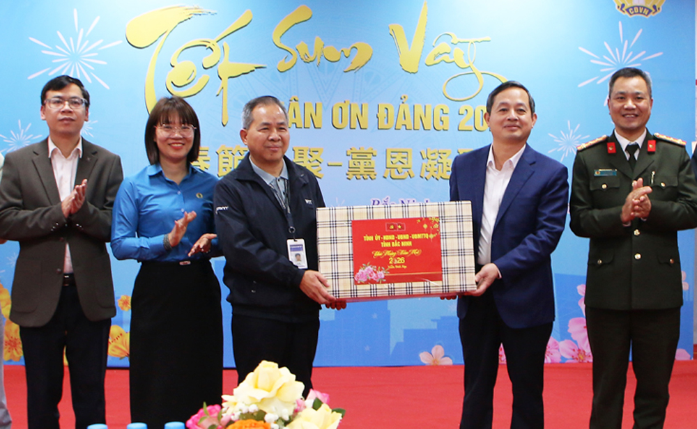 Bac Ninh officials visit workers, policy families ahead of Lunar New Year